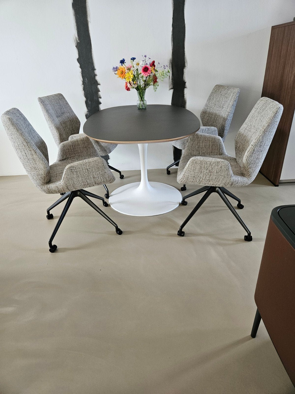 DESIGN EETTTAFEL MET  TULPVOET+ EVT. 4 LEOLUX MIME  STOELEN, Ophalen, Overige materialen, 100 tot 150 cm, 50 tot 100 cm