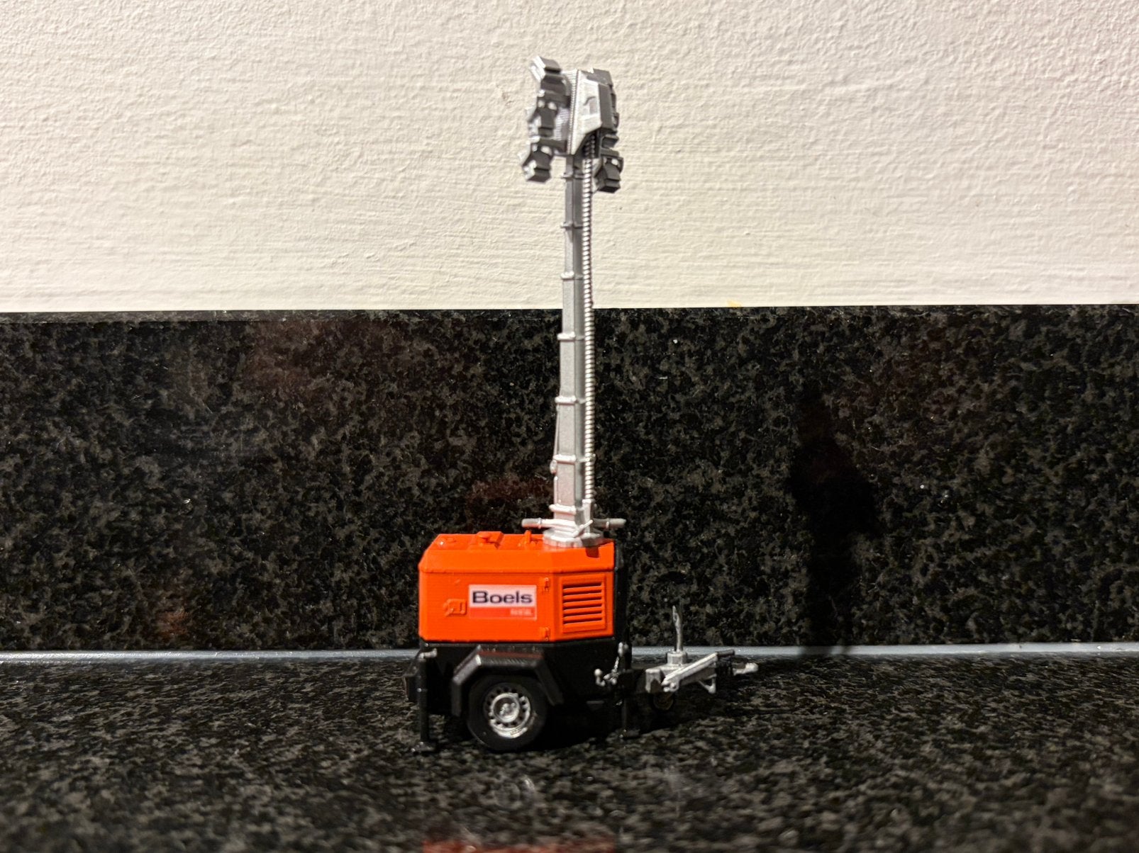 Resin bouwpakket Boels lichtwagen lichtmast aanhanger 1:50, Verzenden, Nieuw, Overige merken