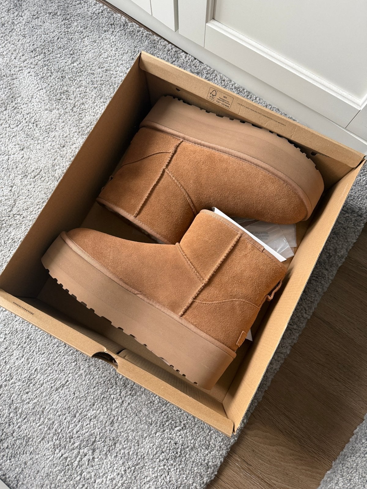 Nieuwe UGG Mini Platform laarzen - Maat 41, Ophalen of Verzenden, Nieuw, Bruin, Lage of Enkellaarzen