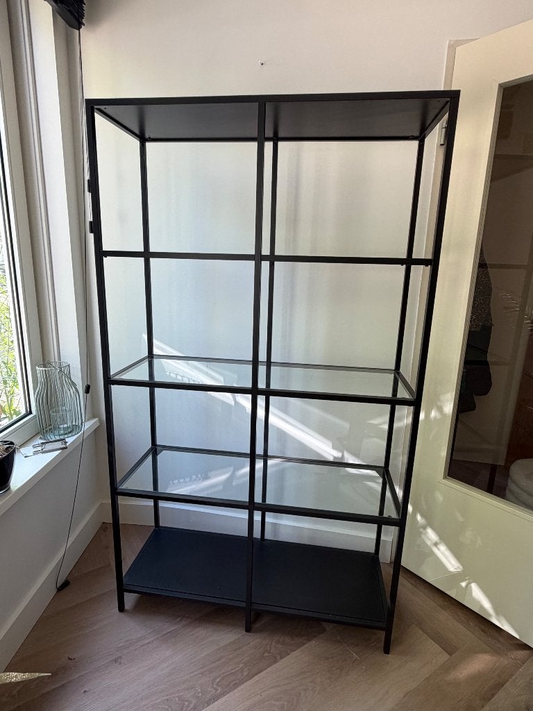 VITTSJÖ Stellingkast van IKEA – Zwart/Glas, Huis en Inrichting, Ophalen, Zo goed als nieuw