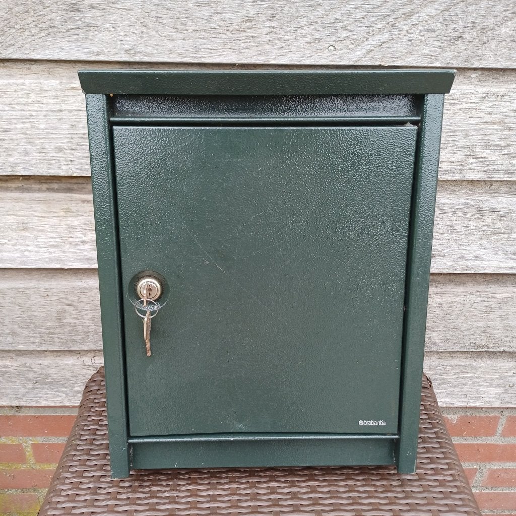 Groene Brabantia brievenbus met 2 sleutels en bevestiging, Tuin en Terras, Ophalen of Verzenden, Gebruikt, Staal, Wandbrievenbus