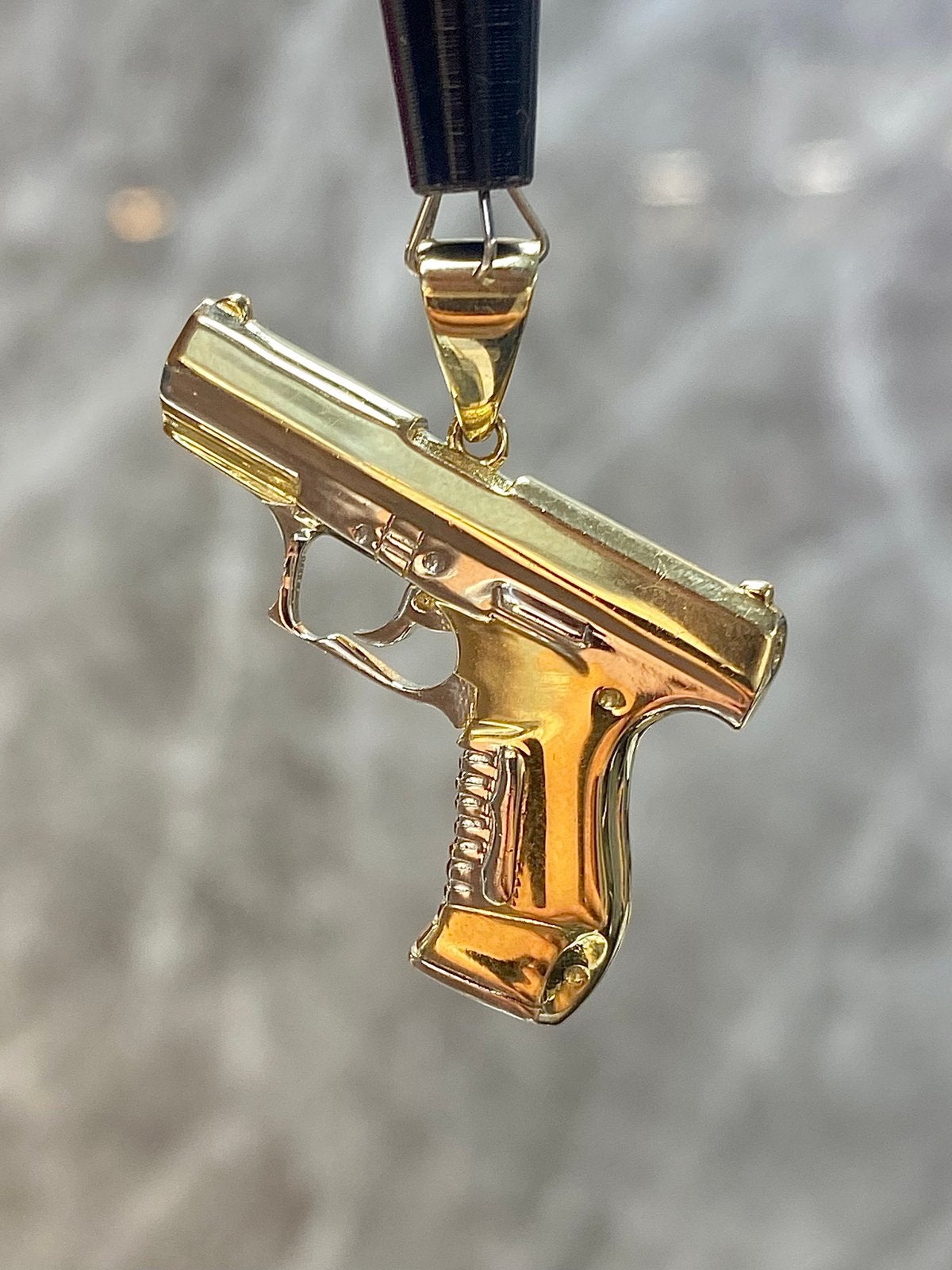 14k Gouden Pistool Hanger Bicolor, Ophalen of Verzenden, Nieuw, Goud