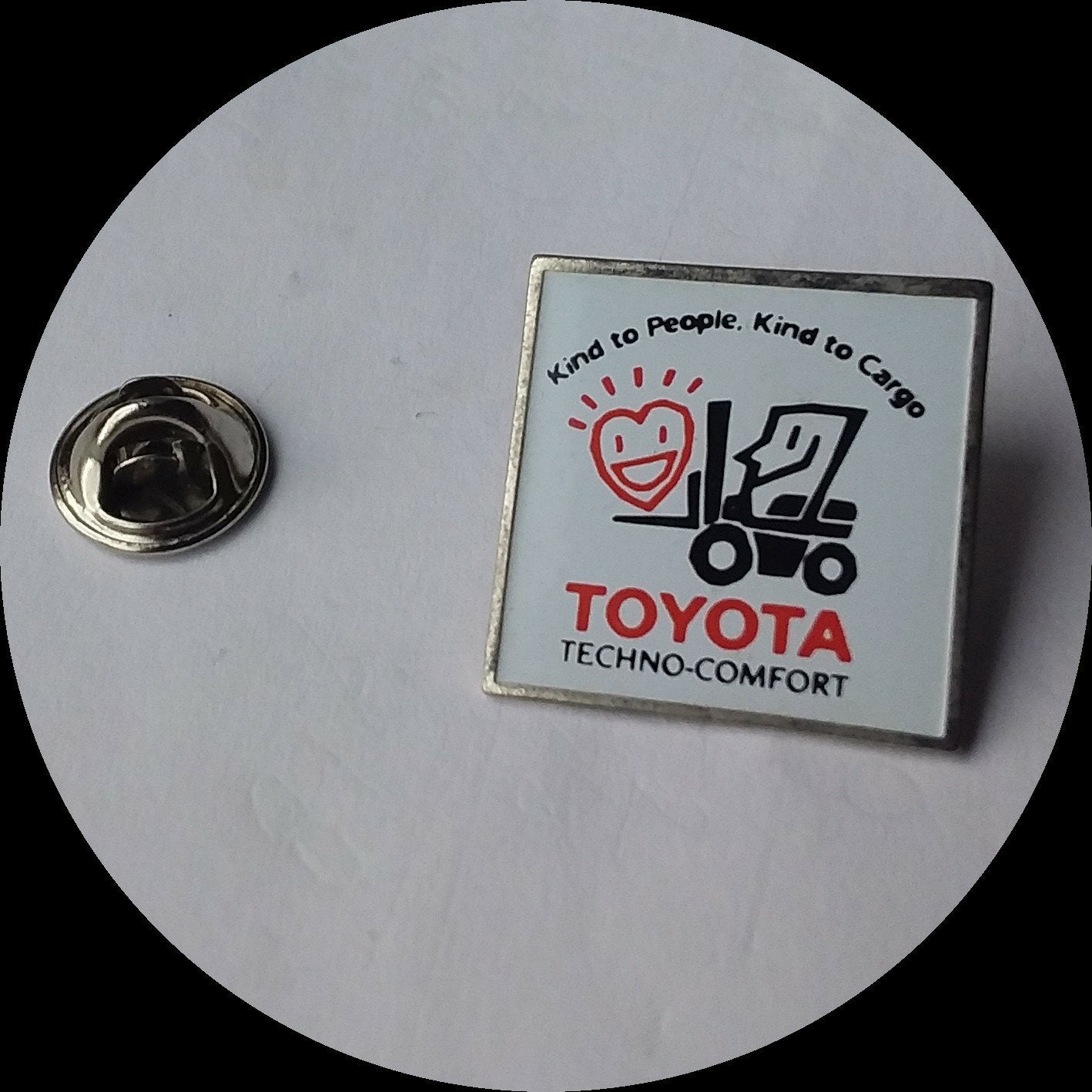 TOYOTA pin, wit, Ophalen of Verzenden, Zo goed als nieuw, Transport, Speldje of Pin