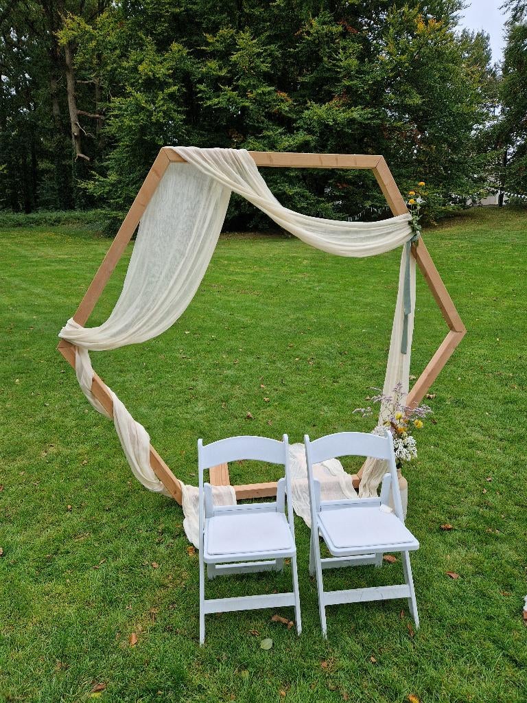 Houten backdrop/ceremonieboog bruiloft met versiering, Ophalen, Gebruikt, Versiering, Geboorte of Huwelijk
