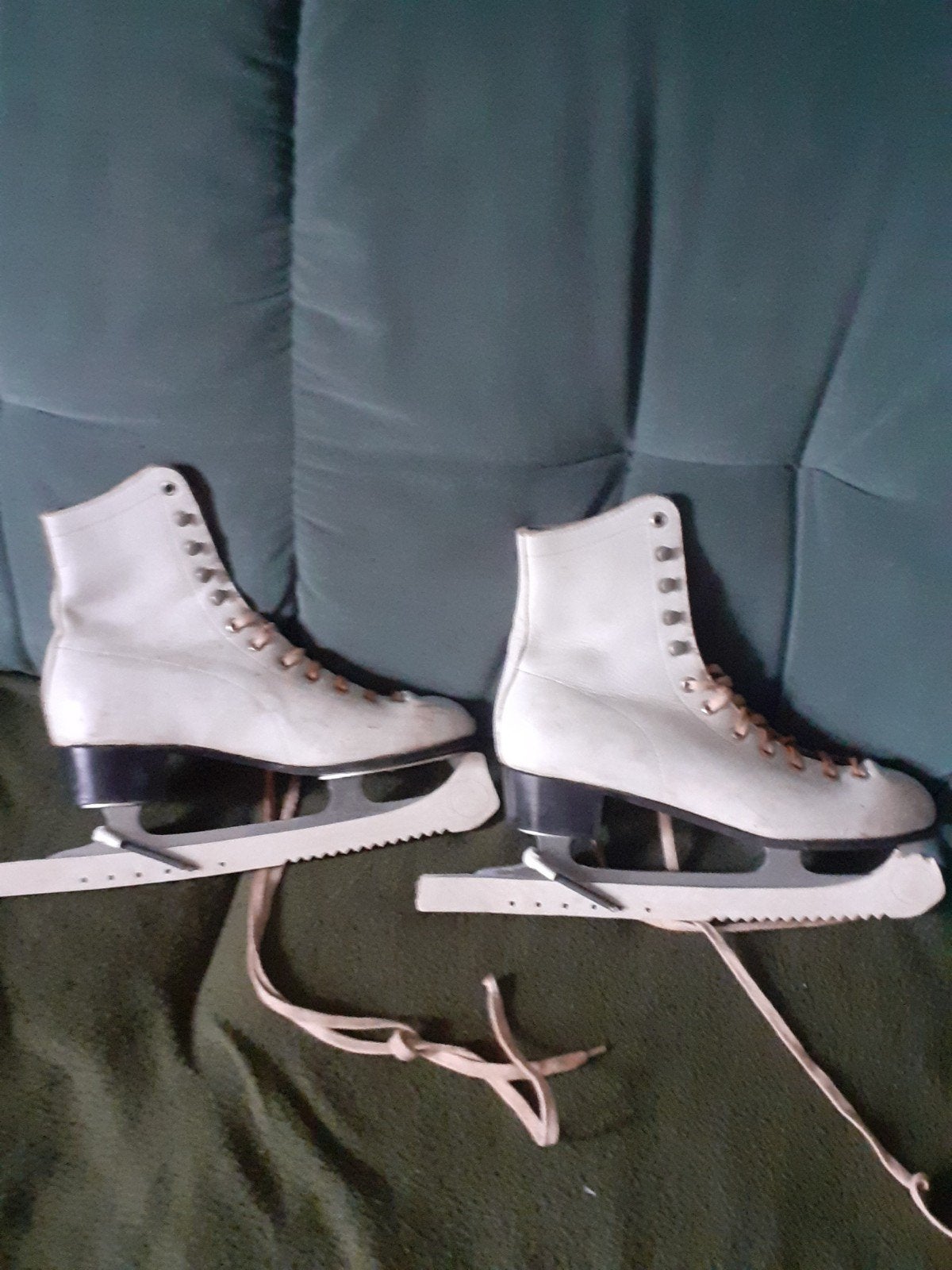 witte en zwarte schaatsen, Ophalen