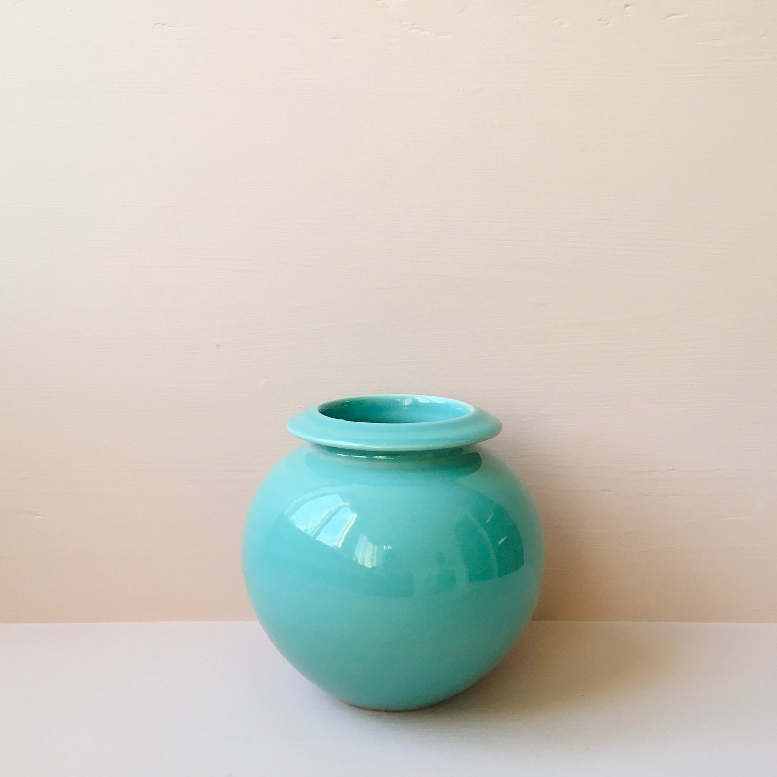 Puntgaaf vintage vaasje van turquoise keramiek / aardewerk, Handgemaakt, Blauw, Ophalen of Verzenden, Zo goed als nieuw