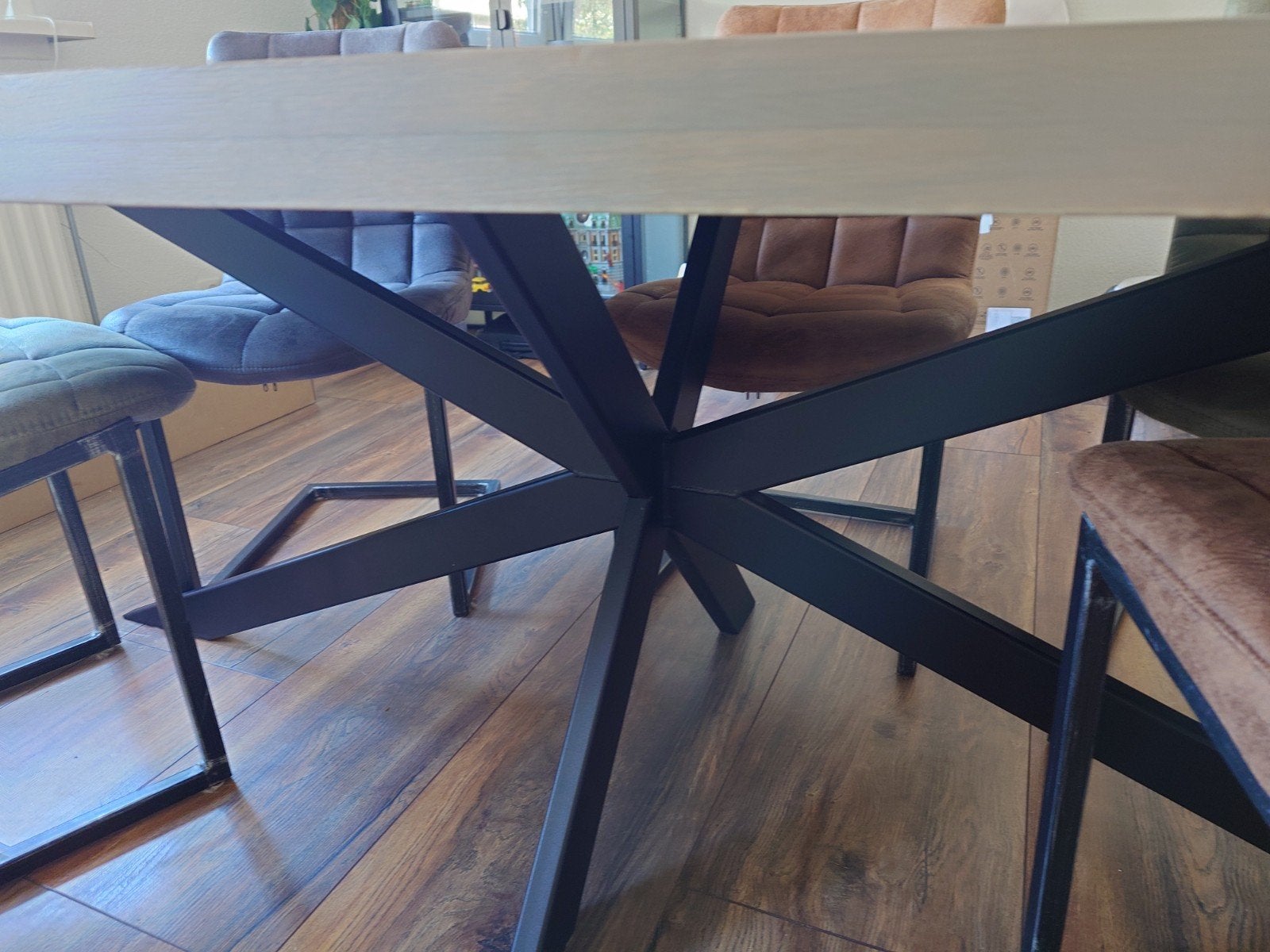 Ovalen grijze eikenhouten 6-persoons eettafel Goossens Blade, Huis en Inrichting, Ophalen, Gebruikt, 100 tot 150 cm, Modern, Industrieel