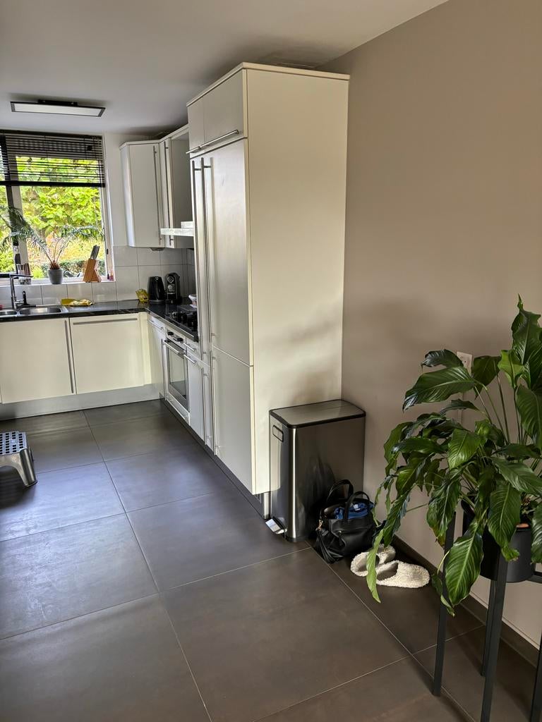 Moderne witte keuken met zwart granieten werkblad en apparat, Gebruikt, Wit, Graniet of Steen, Dubbelwandige keuken
