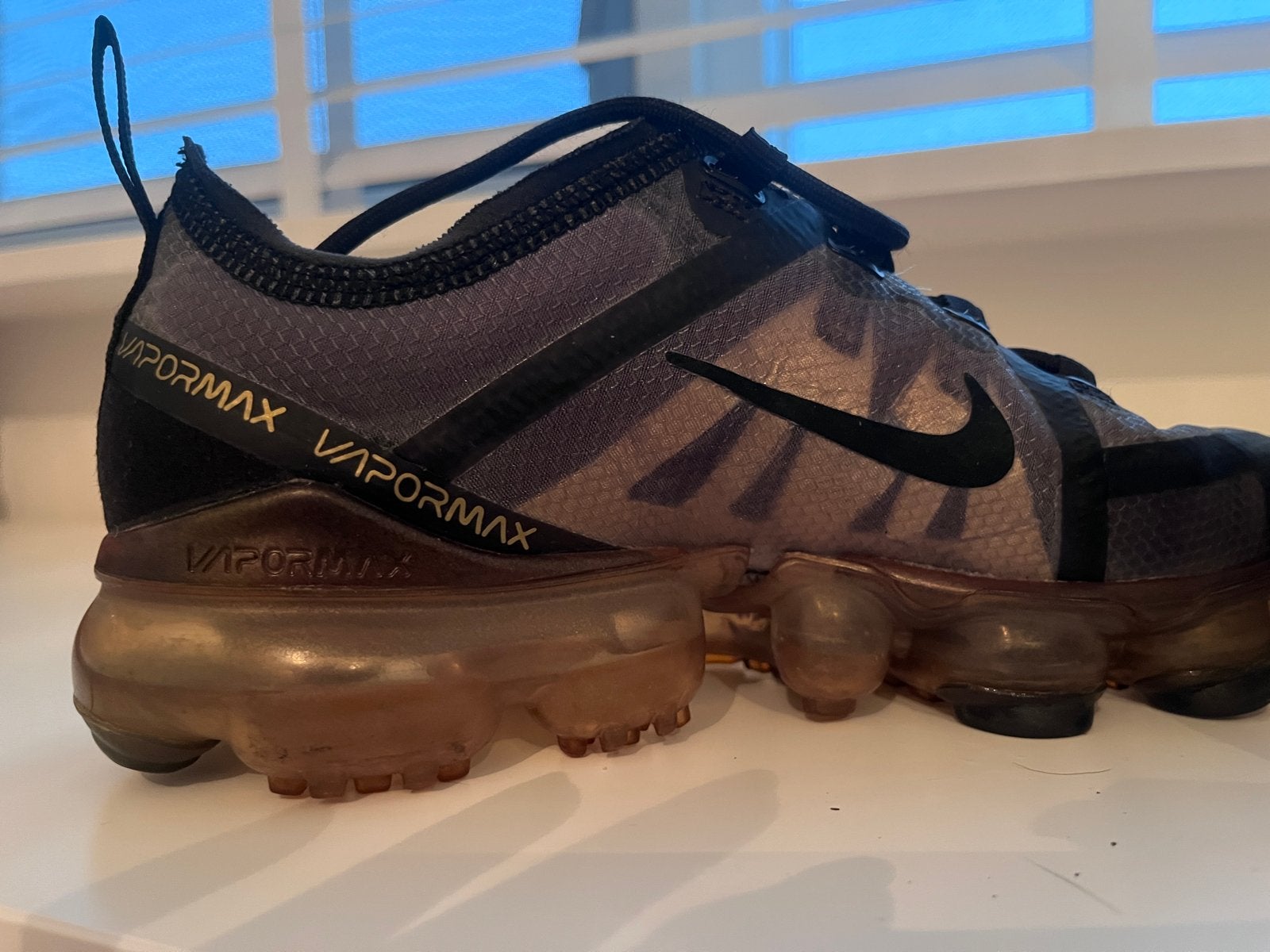 Nike Air VaporMax 2019 Black Metallic Gold EU 37.5, Ophalen of Verzenden, Gedragen, Zwart, Sneakers of Gympen
