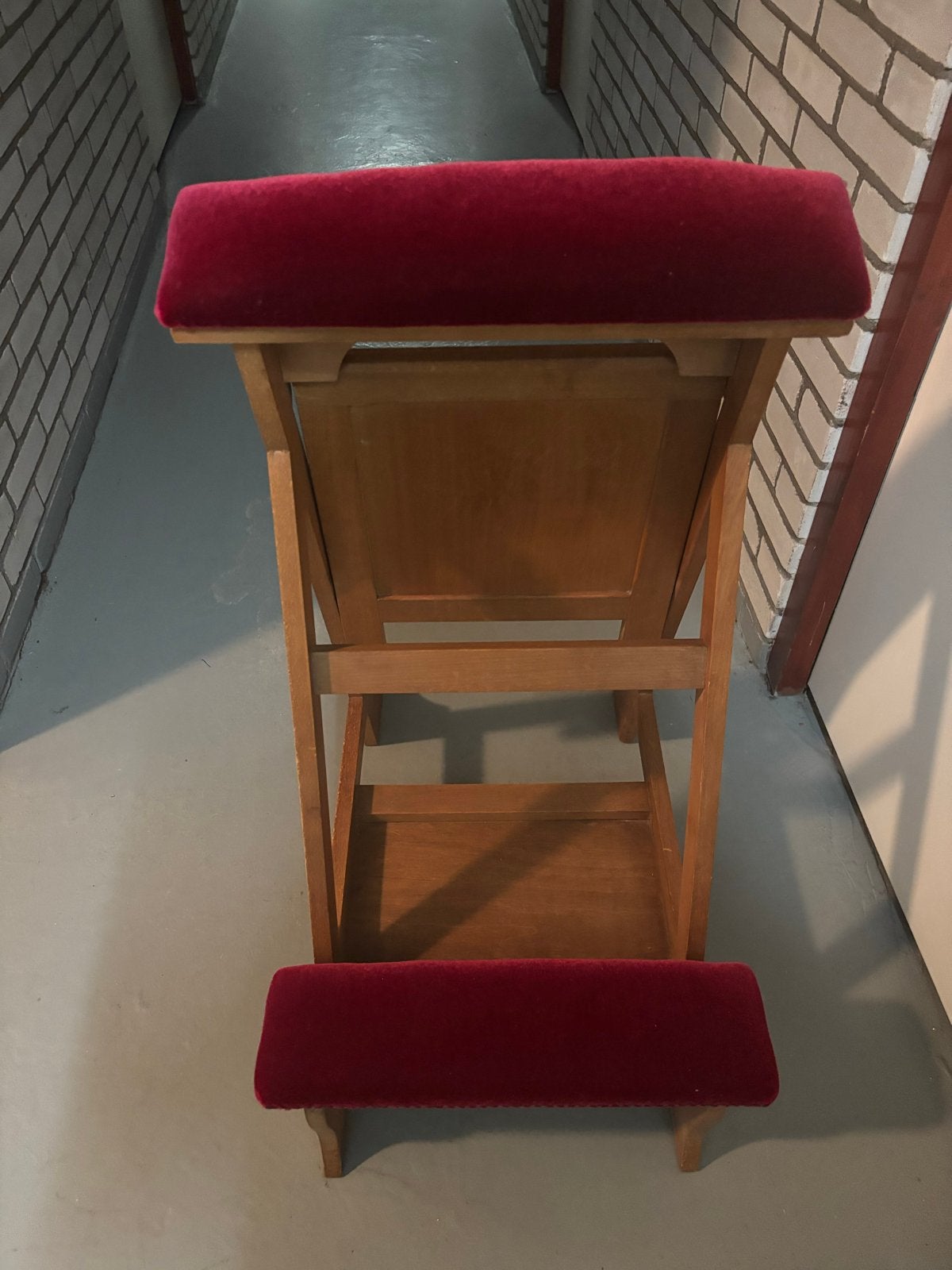 Vintage bidbankje/knielbankje met rood fluweel, Antiek en Kunst, Ophalen