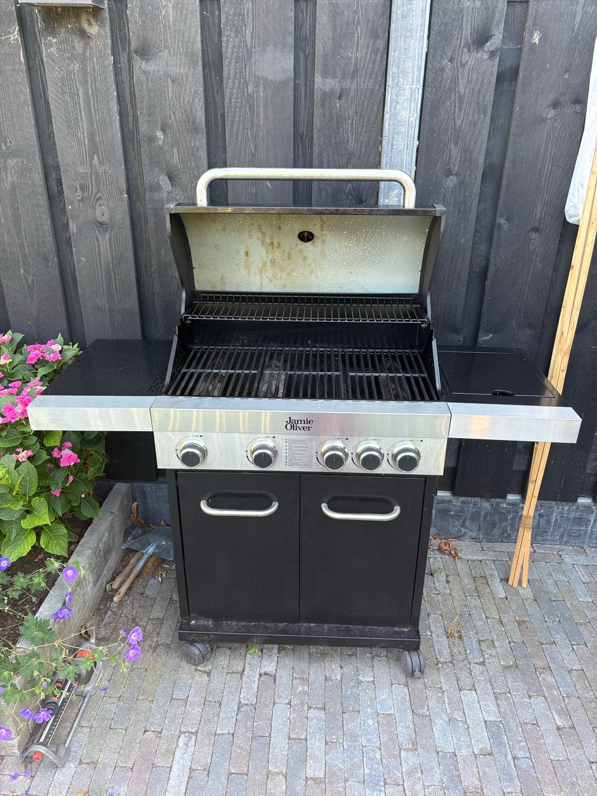 Jamie Oliver Gasbarbecue met zijbrander en hoes, Tuin en Terras, Gasbarbecues, Ophalen, Gebruikt