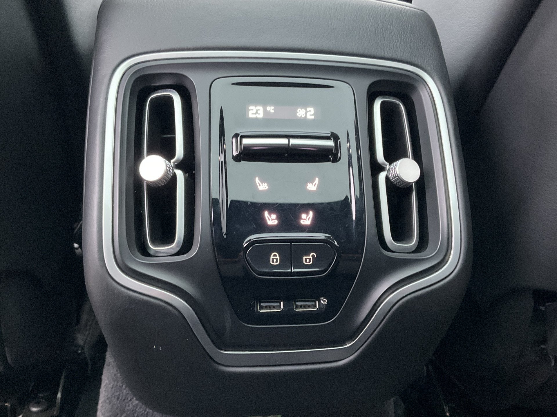 Foto 15 van Aston Martin Dbx 4.0 V8 360 Memory Stoelverw/koeling Sfeer