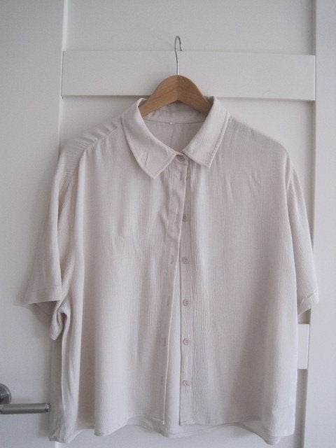 blouse, beige. Maat 42. Lengte 65 cm. Van OTO 60 cm., Kleding | Dames, Blouses en Tunieken, Ophalen of Verzenden, Zo goed als nieuw