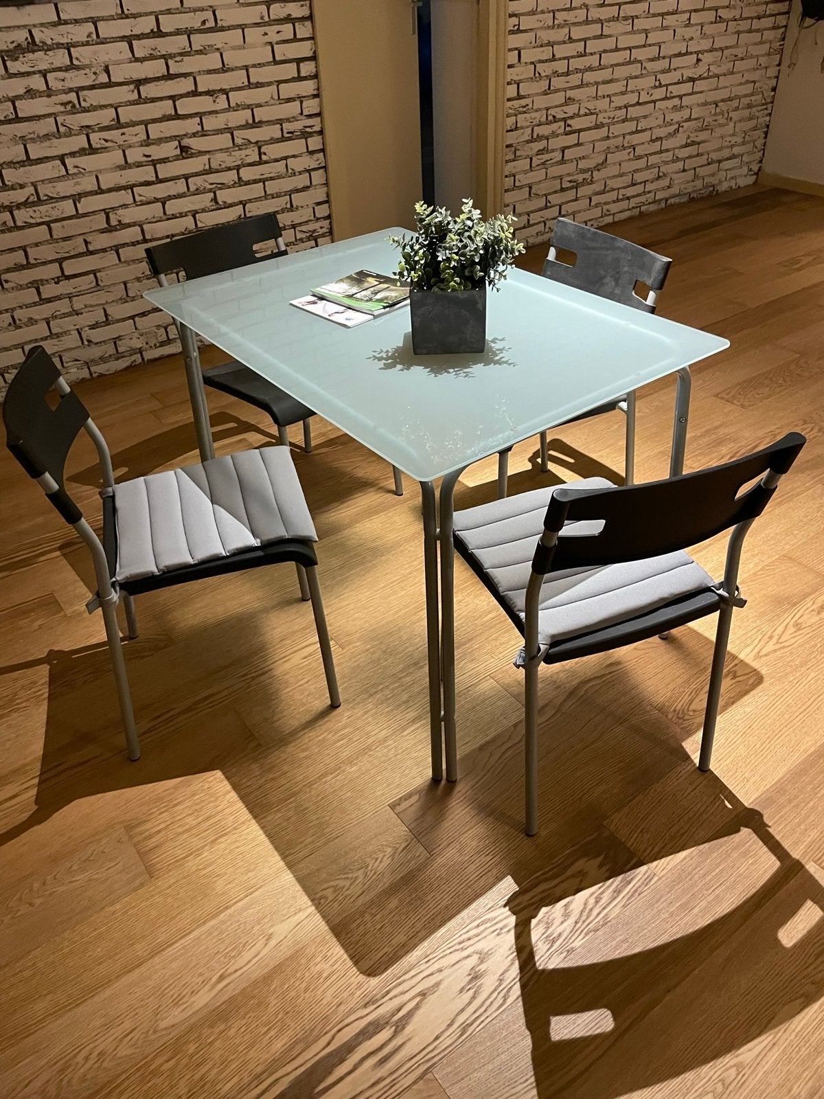 Tafel met glasplaat en 4 kunststof stoelen, Ophalen, Gebruikt, 100 tot 150 cm, 50 tot 100 cm