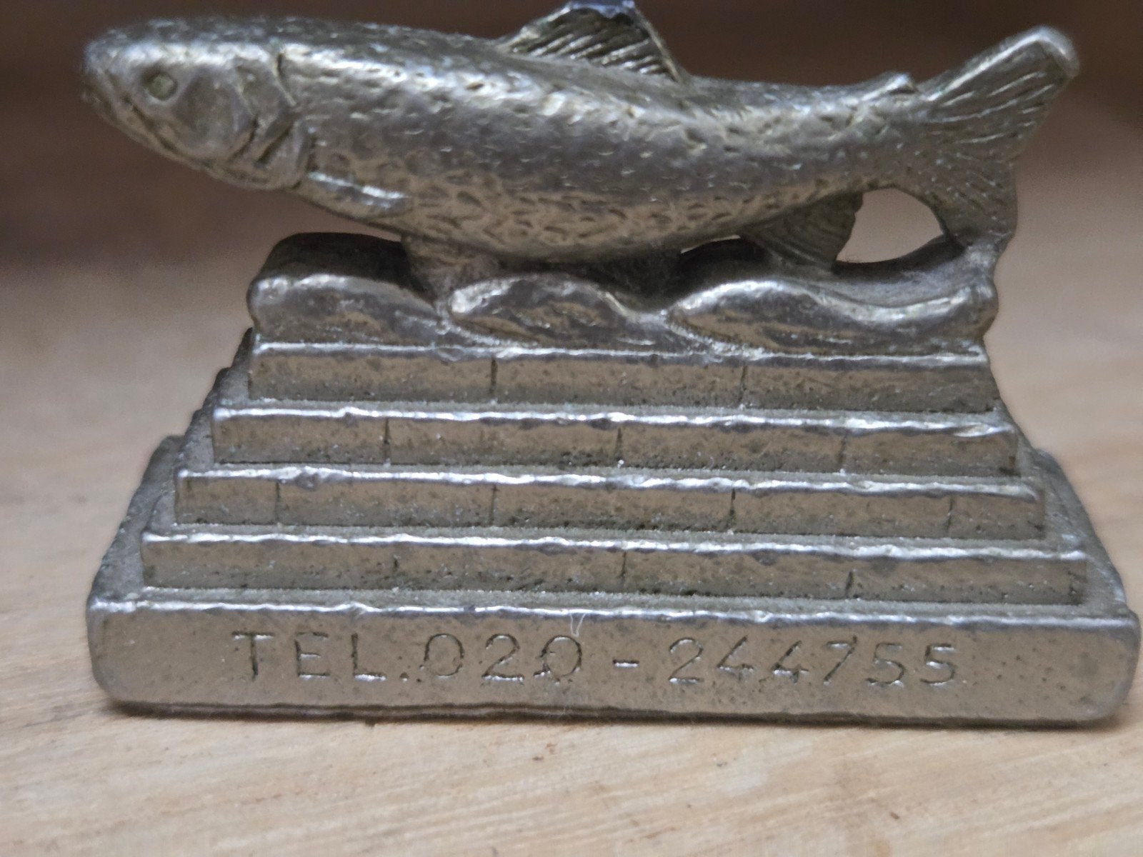 Vintage metalen vis beeldje met telefoonnummer, Ophalen of Verzenden