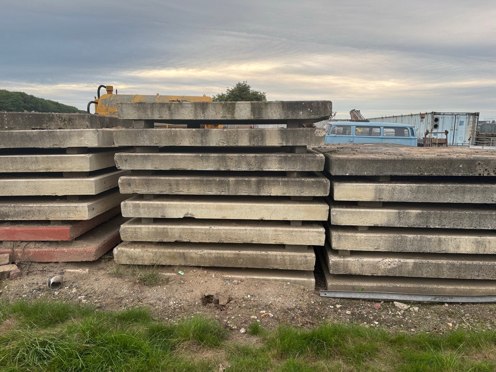 Stelconplaten 28 grijze en 2 rode, Ophalen, Gebruikt, 10 m² of meer, Beton