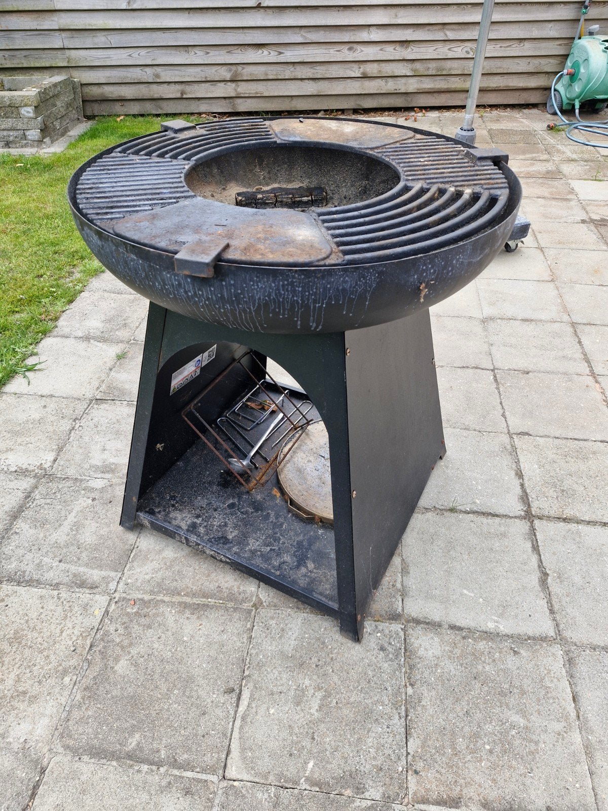IJzeren BBQ met gietijzeren bakplaat, Ophalen, Gebruikt, Onbekend