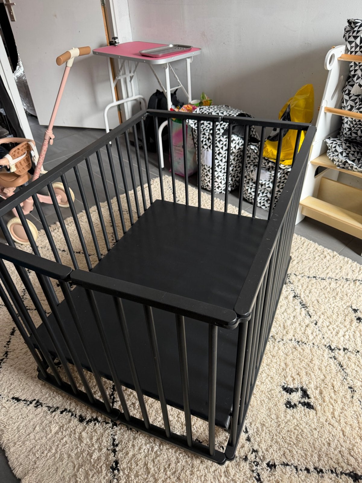 Zwarte box met wieltjes, Kinderen en Baby's, Boxen, Ophalen, Gebruikt, Vierkant, In hoogte verstelbaar