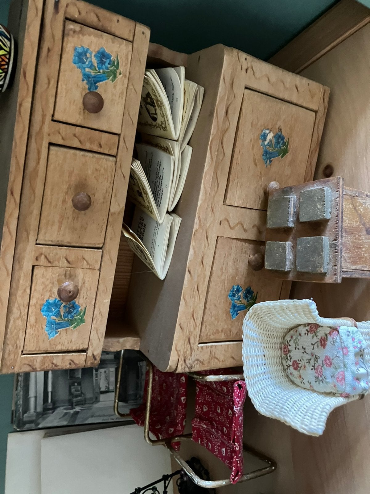 Poppenkastje met stoeltjes, Ophalen of Verzenden, Zo goed als nieuw, Poppenhuis