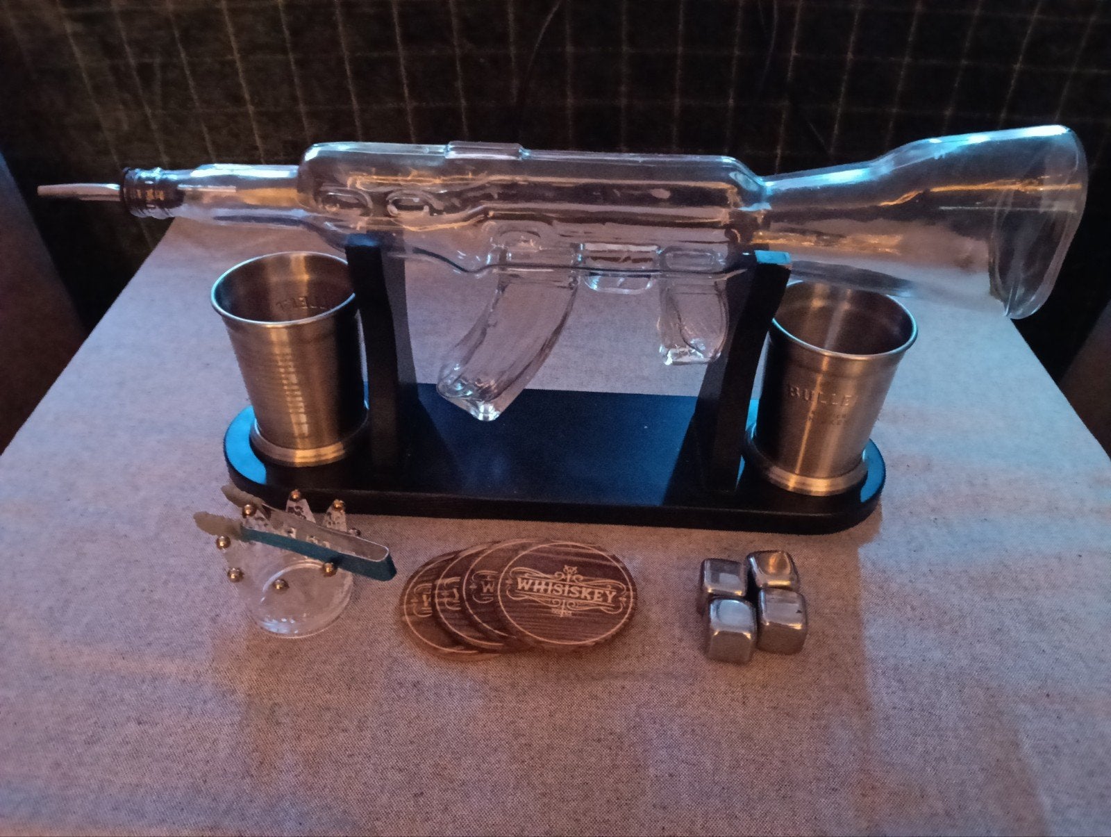 AK-47 Decanter Set met Glazen en Accessoires, Huis en Inrichting, Woonaccessoires | Overige, Zo goed als nieuw, Glas, Zwart, Ophalen of Verzenden