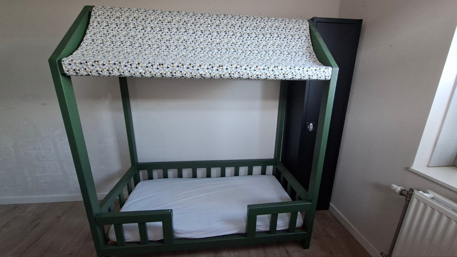 Peuterbed met dakje, matras en afneembaar stoffen dak, Ophalen, Gebruikt, 190 cm of minder, Groen