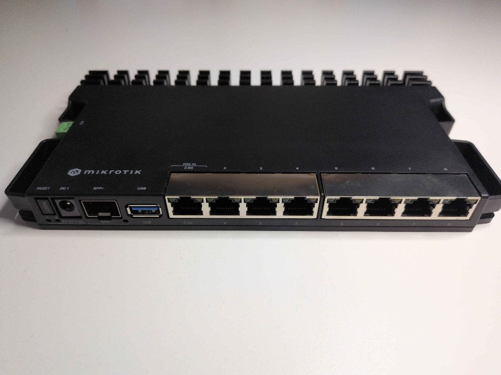 Mikrotik RB5009UG+S+IN - 6 maanden oud topstaat, Ophalen, Gebruikt, Router, Mikrotik