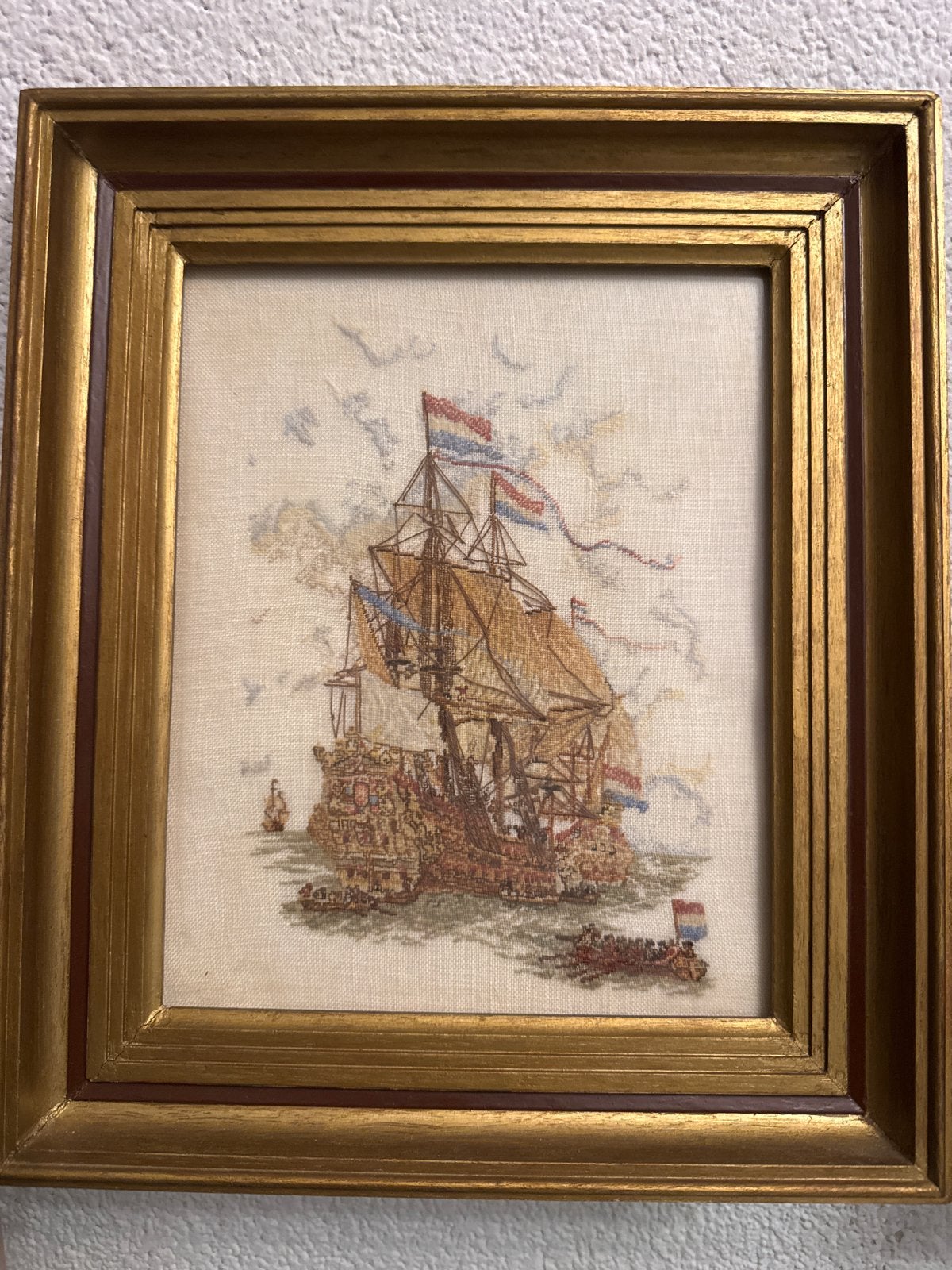 Ingelijst borduurwerk: VOC-schip met Nederlandse vlaggen, Ophalen of Verzenden