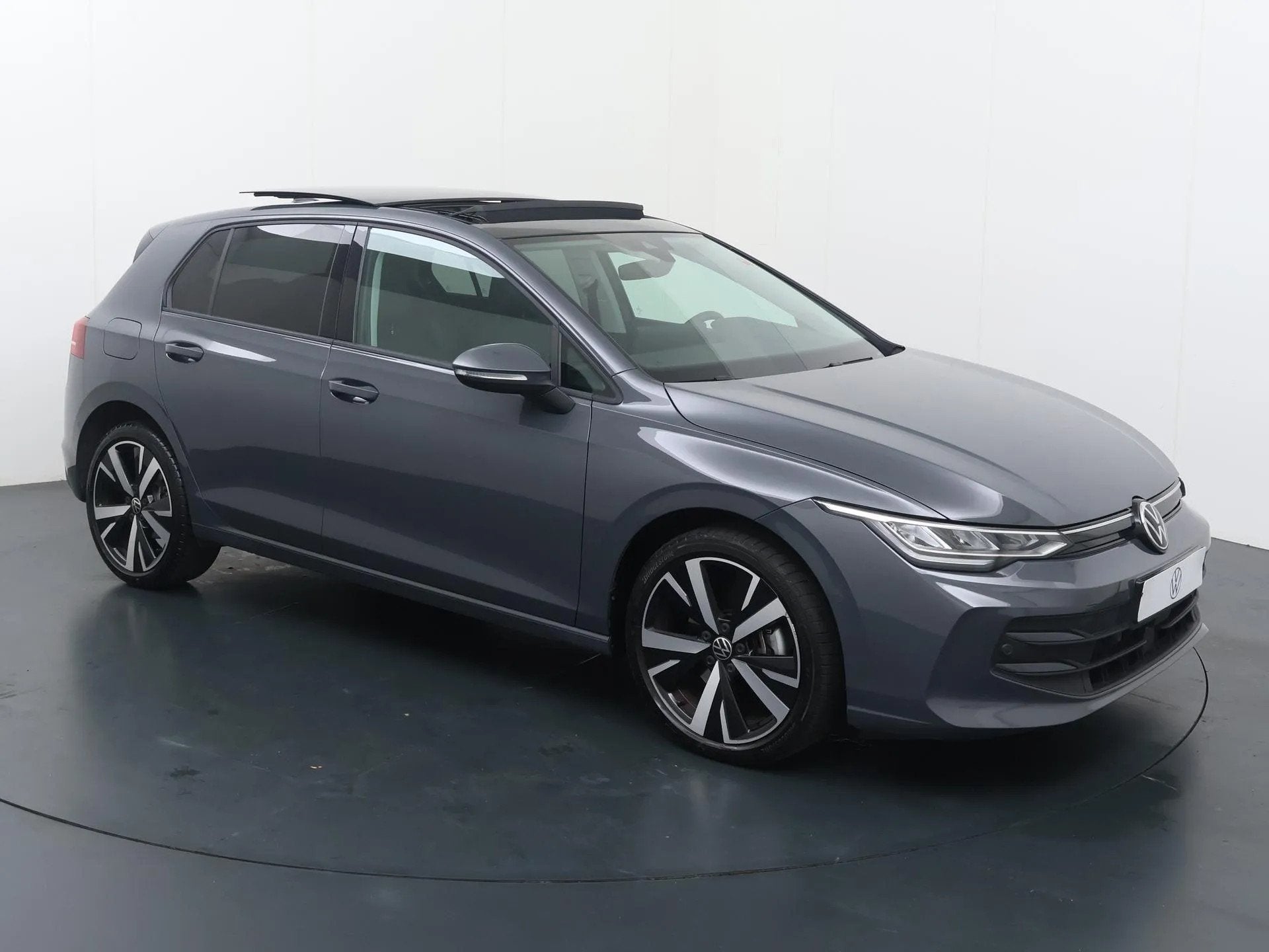 Volkswagen Golf 1.5 eHybrid Life Edition (bj 2025), Automaat, Bedrijf, 1700 kg, Zilver of Grijs