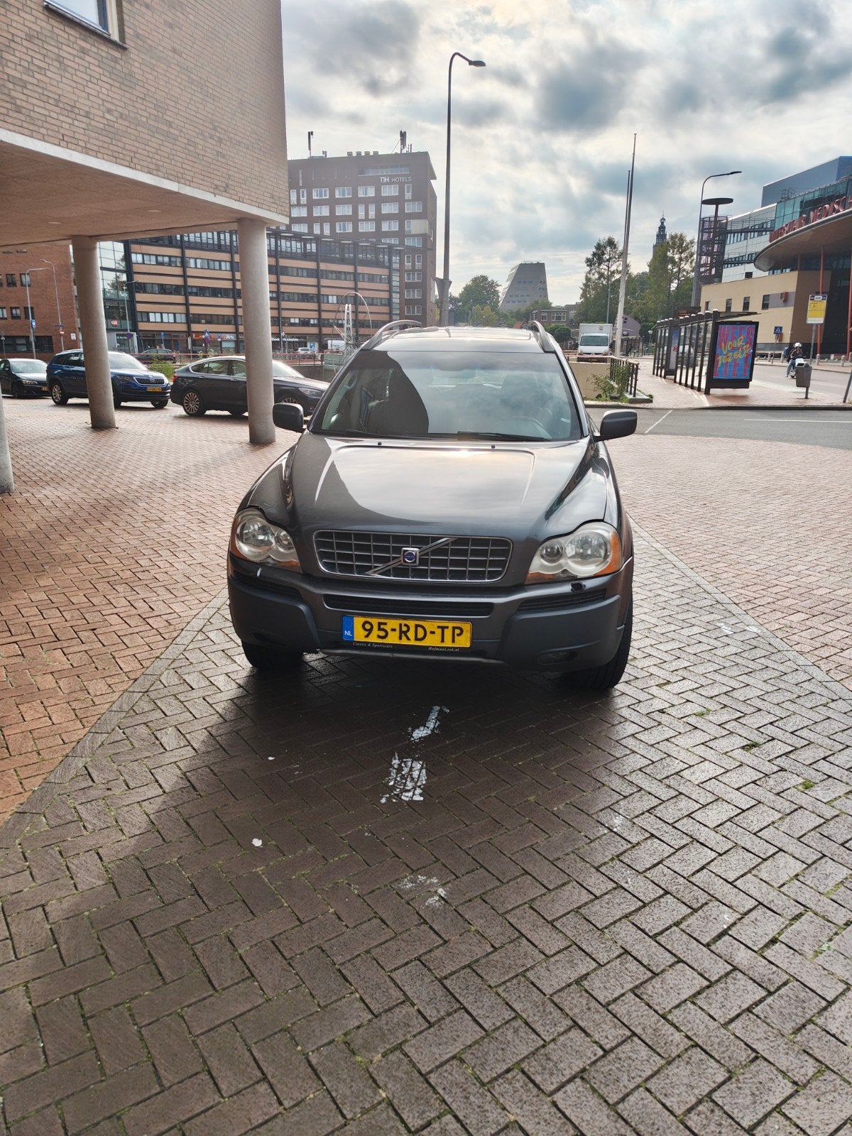 Volvo XC90 2.5 T Geartronic 2005 Grijs, Auto's, 7 stoelen, 2521 cc, Origineel Nederlands, Vierwielaandrijving