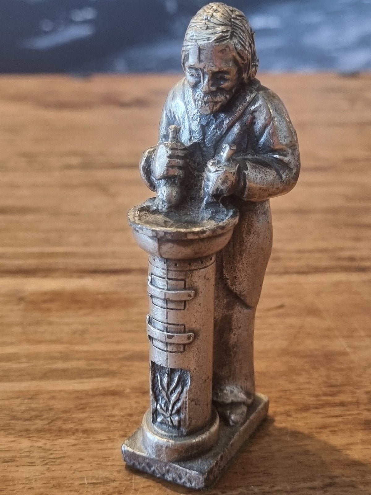 Vintage tinnen beeldje van man bij kachel, Ophalen of Verzenden