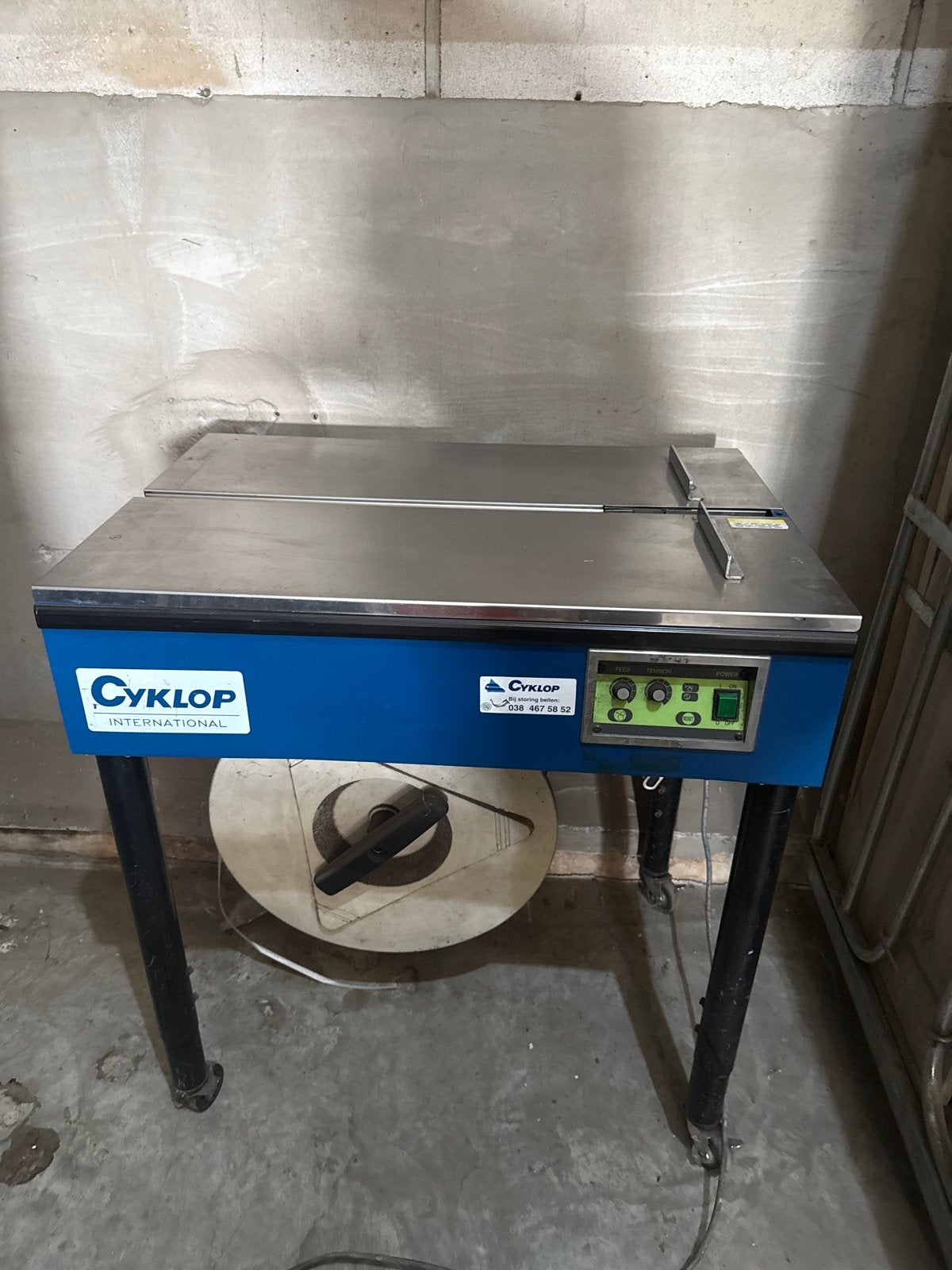 Cyklop M-PAC3 Semi-automatische omsnoeringsmachine, Ophalen