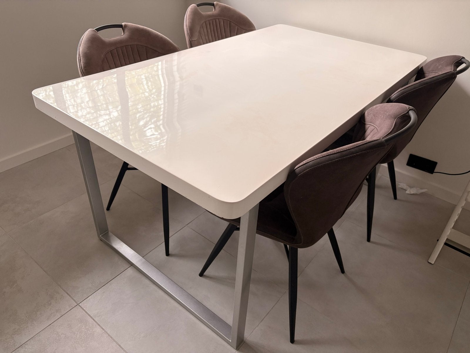 Moderne eettafel met glanzend wit blad en metalen onderstel, Huis en Inrichting, Ophalen, 100 tot 150 cm, 50 tot 100 cm, Zo goed als nieuw
