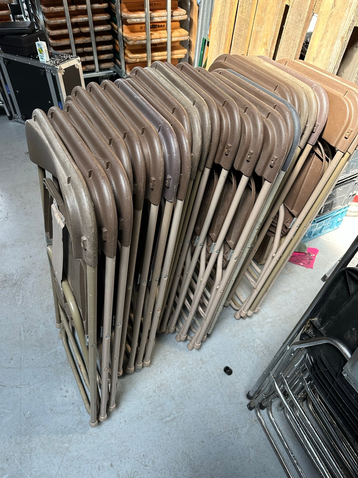 Gratis af te halen: 50 klapstoelen (24 bruin, 26 zwart), Ophalen, Gebruikt, Overige kleuren, Vijf, Zes of meer stoelen