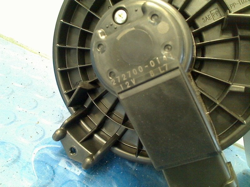 Kachel Ventilatormotor Honda Insight (ZE2) 2010 2727000141, Honda, Gebruikt, Hanauer Landstraße  222-224, Frankfurt am Main 60314, , Duitsland