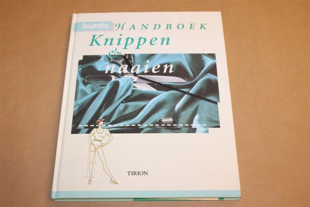 Burda Handboek Knippen & Naaien — Met Patroonblad, Ophalen of Verzenden, Gelezen, Overige onderwerpen