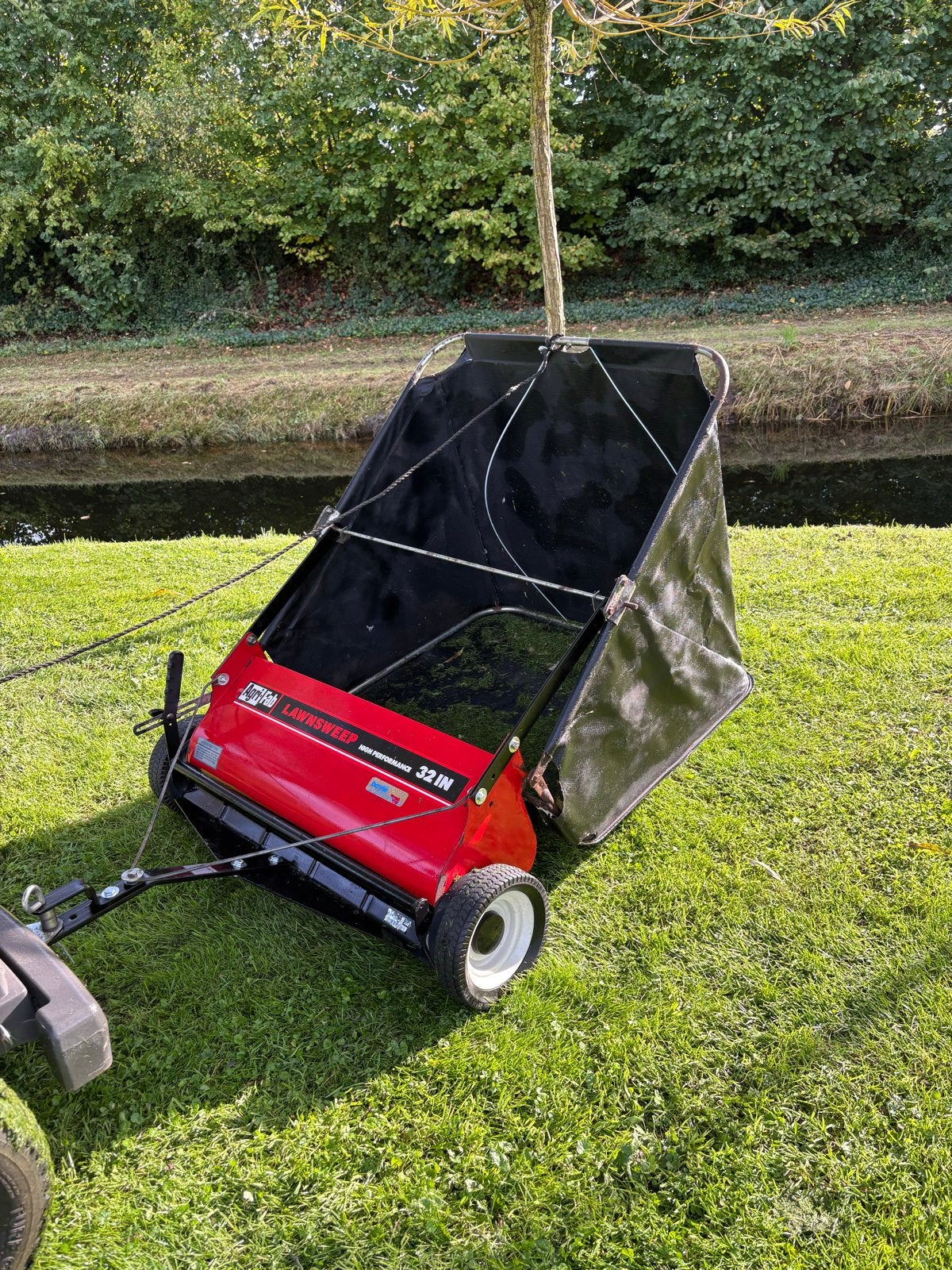 Agri-Fab Lawnsweep 32 inch - Gras /Bladveger., Ophalen, Gebruikt, Opvangbak, Benzine-grasmaaier