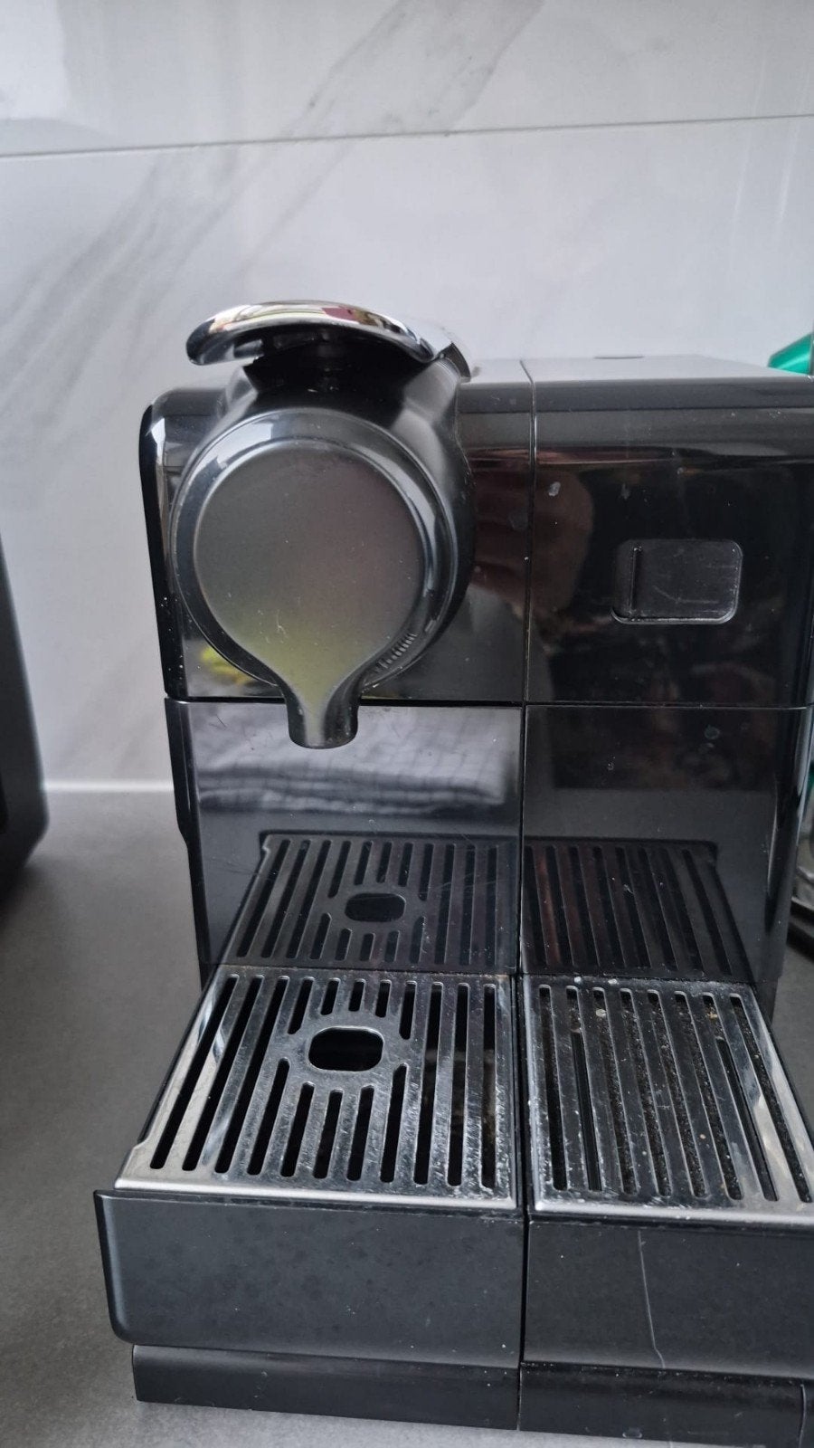 Delonghi Nespresso Lattissima Touch EN550.B met capsulehoud, Espresso apparaat, Ophalen of Verzenden, Zo goed als nieuw, 2 tot 4 kopjes