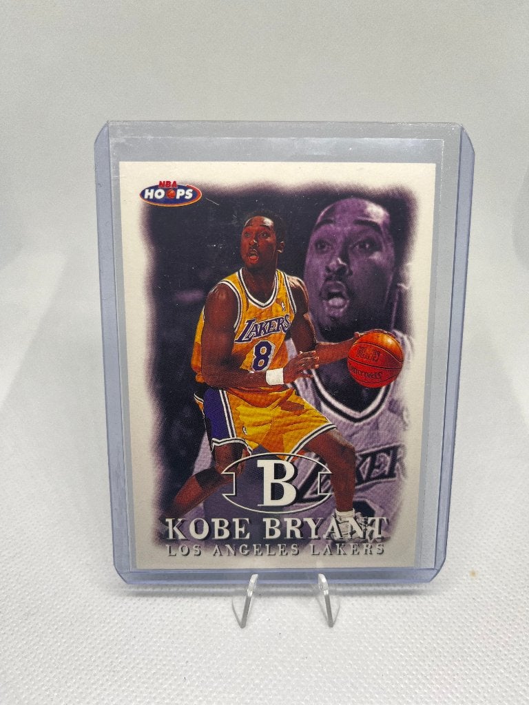 1998-99 SkyBox NBA Hoops Kobe Bryant #1 Opening, Verzenden, Nieuw, Kleding