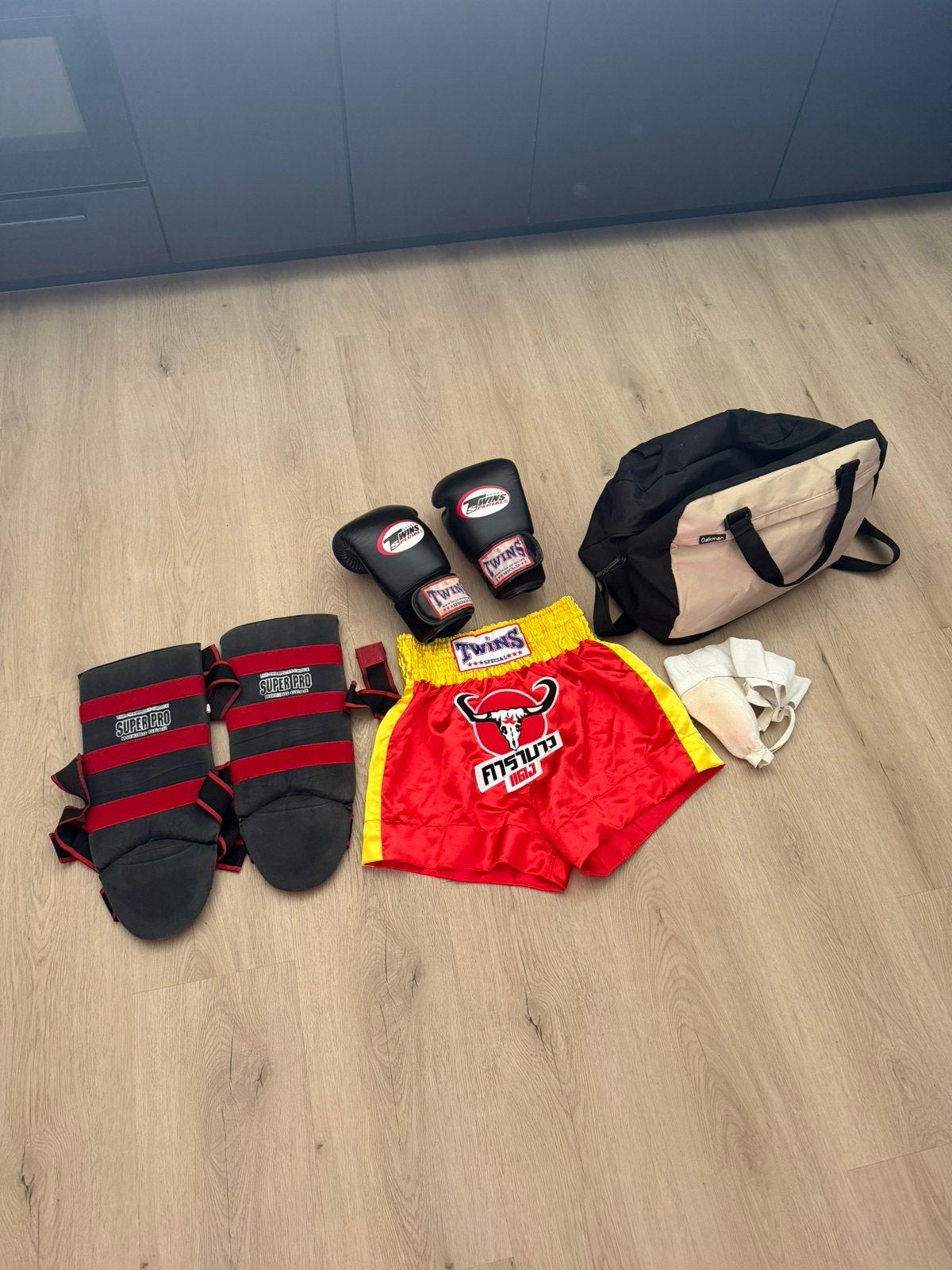 Kickboks gear o.a. handschoenen, scheenbeschermers, broekje, Ophalen, Gebruikt, Overige, Maat XL