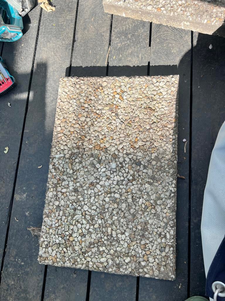 Gratis af te halen: Gebruikte terrastegels met grind, Tuin en Terras, Tegels en Klinkers, Gebruikt, Ophalen of Verzenden, 10 m² of meer