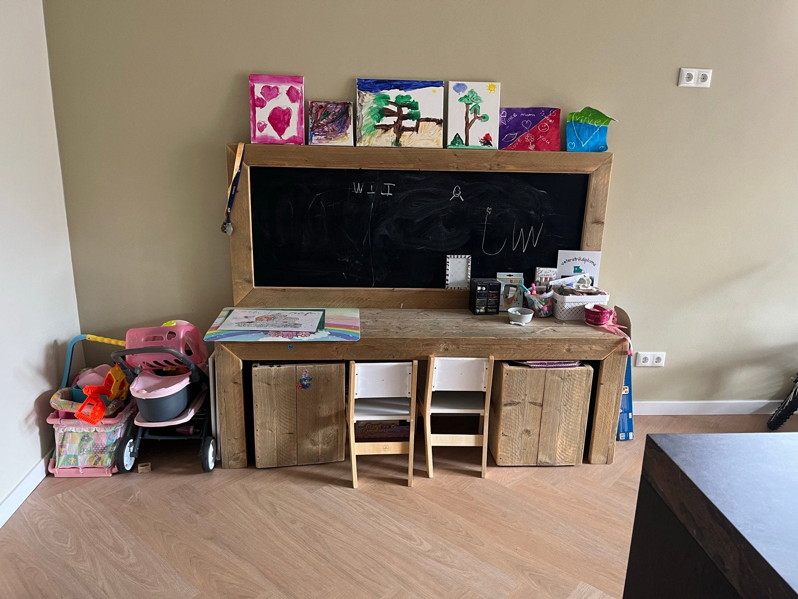 Kinderspeeltafel van steigerhout met krijtbord, Kinderen en Baby's, Speelgoed | Speeltafels, Ophalen, Gebruikt