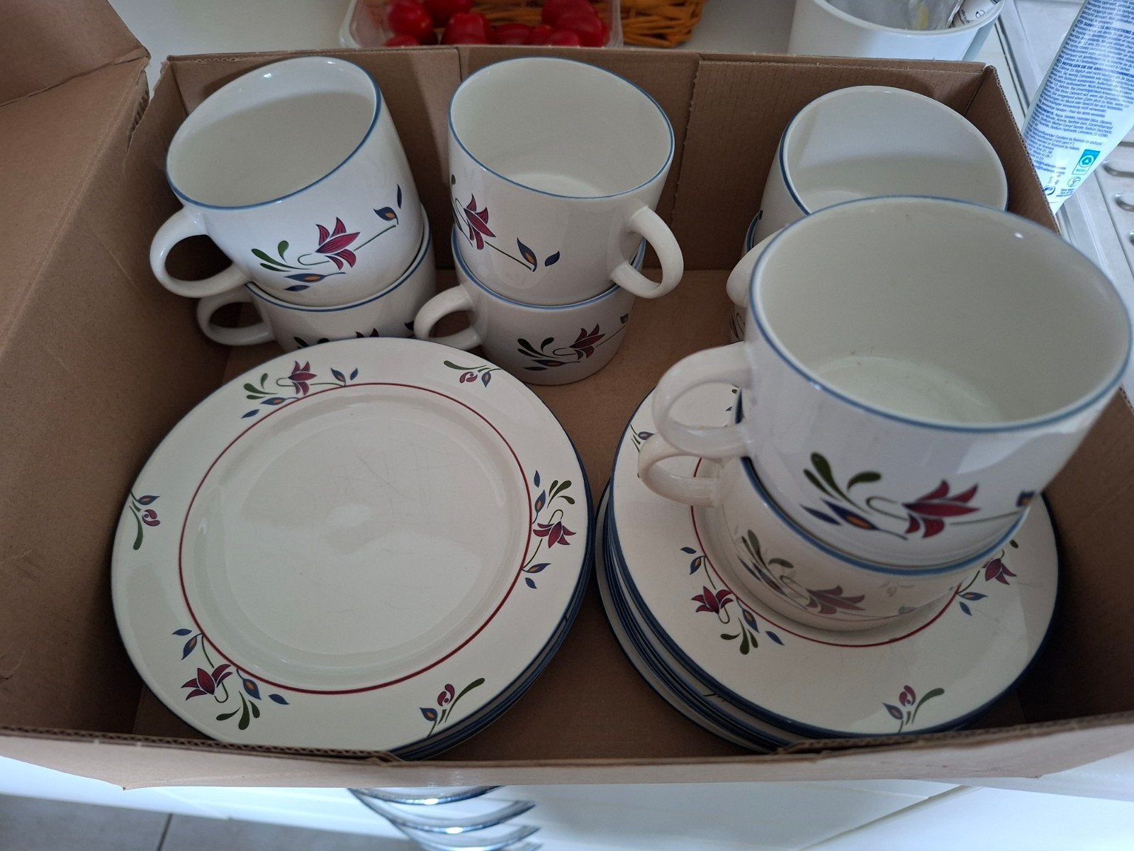 Vintage servies: 9 kop en schotels, 5 borden, Huis en Inrichting, Keuken | Servies, Gebruikt, Keramiek, Vintage, Ophalen of Verzenden