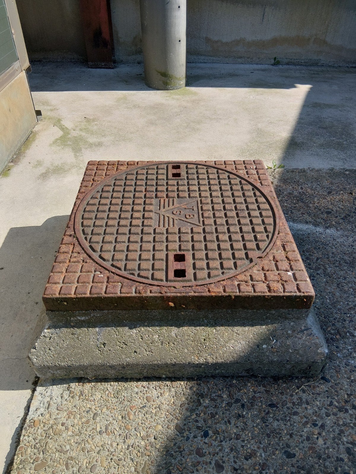 Gietijzeren putdeksel met betonnen frame 60x60 cm, Ophalen, Gebruikt