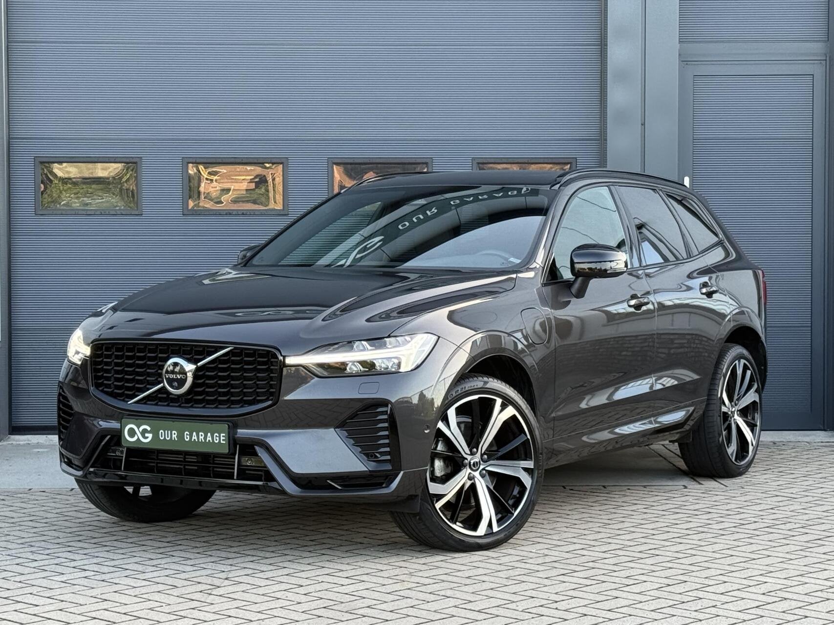 Volvo XC60 T6 Plug-in Plus Dark|PANO|H&K|360|BLIS|Trekhaak, Auto's, Automaat, Dealer onderhouden, Gebruikt, 4 cilinders