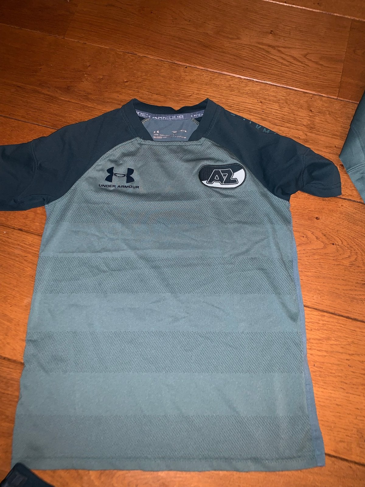 AZ Alkmaar Under Armour Trainingsset maat 134/140, Ophalen of Verzenden, Zo goed als nieuw, Meisje