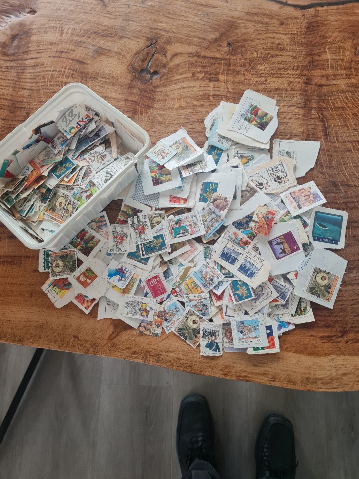 Bakje vol postzegels vooral Australië, Ophalen of Verzenden
