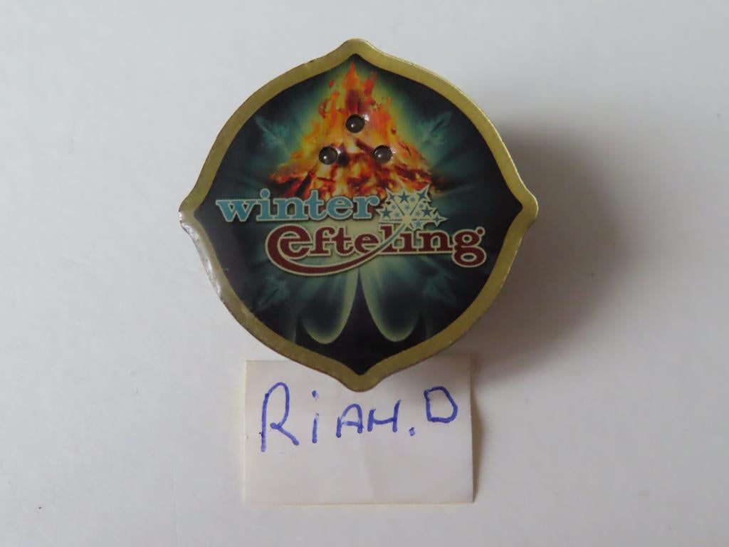 Efteling pin Winter 2009/10 vuurkorf met lichtjes., Verzamelen, Efteling, Zo goed als nieuw, Button of Speldje, Ophalen