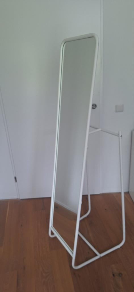 Z.g.a.n. witte Ikea staande spiegel KNAPPER, Ophalen, Minder dan 50 cm, Zo goed als nieuw, 150 tot 200 cm