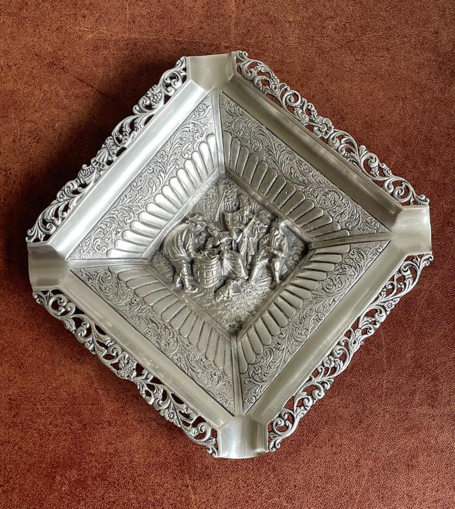 Verzilverde asbak met reliëf decoratie, Ophalen of Verzenden