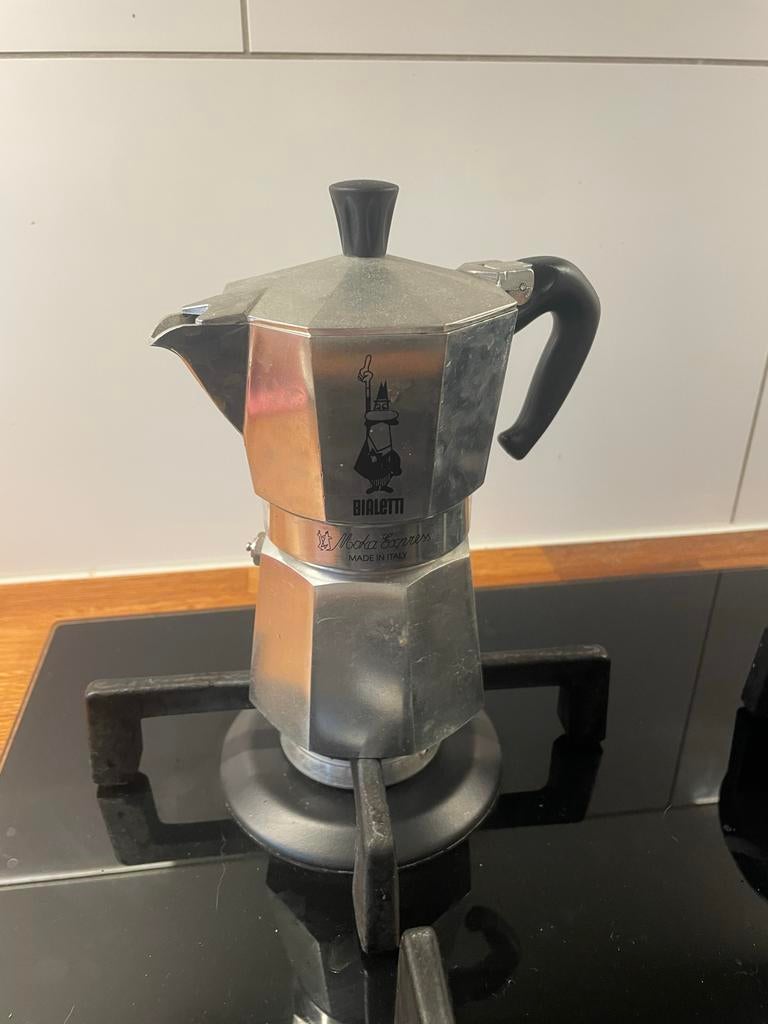 Bialetti Moka Express - Klassieke Italiaanse percolator, Witgoed en Apparatuur, Koffiezetapparaten, Gebruikt, Gemalen koffie, Overige modellen